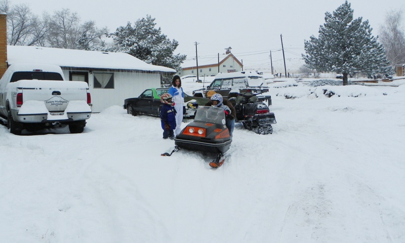 Snowmobile fun at Eastern Washington Adventures 12