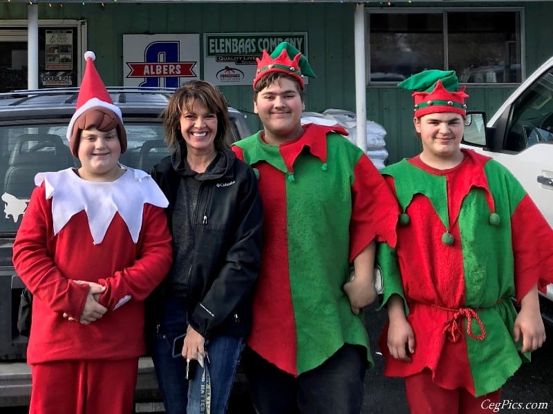 Photos: Selah Elves Bring Christmas Cheer 4